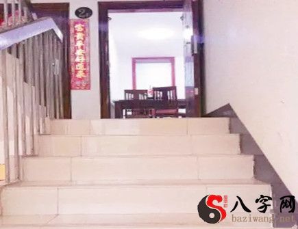 大门对着楼梯的风水影响 大门对着楼梯的风水影响