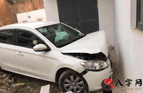 梦见开车刮到别人房子
