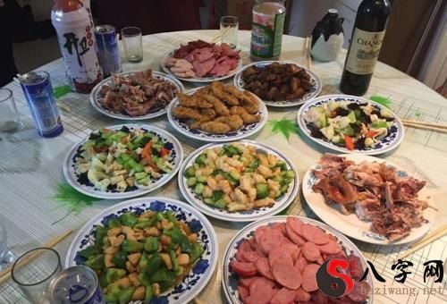 梦见家里人请客吃饭