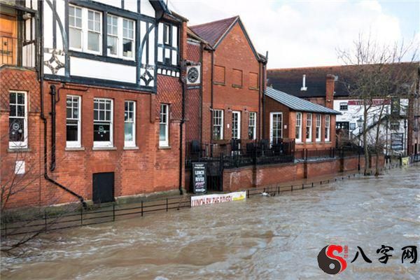 梦见自己家门口发大水